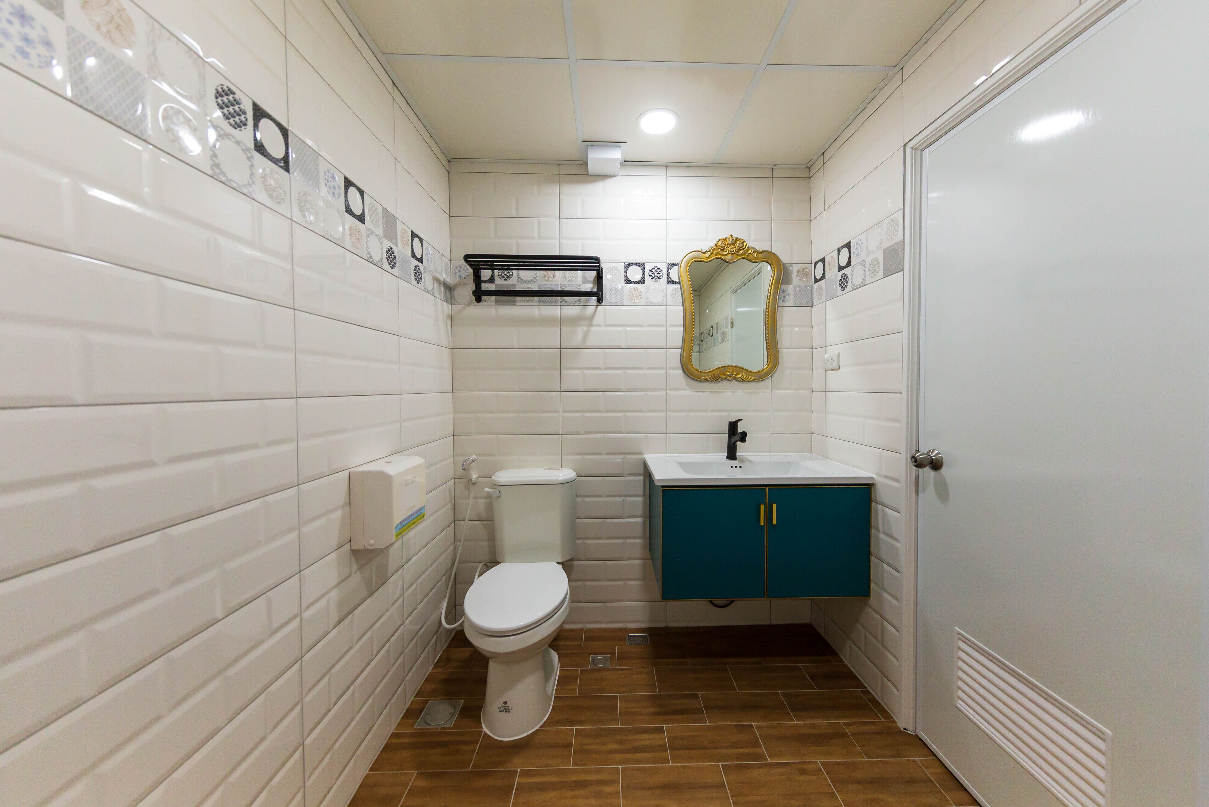 Quarto casal standard, para não fumantes, sem janelas | Banheiro | Chuveiro/banheira combinados, chuveiro com efeito de chuva