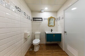 Combined shower/bathtub, rainfall showerhead, free toiletries - Liuhe Su Hotels (Kaohsiung)