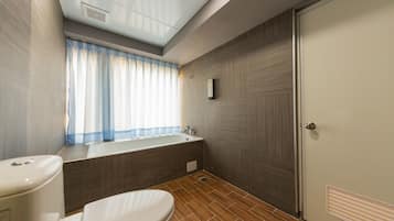 Ducha, artículos de tocador gratuitos, secador de pelo, pantuflas