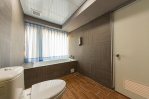 標準家庭六人房 | 浴室 | 淋浴設備、免費盥洗用品、吹風機、拖鞋