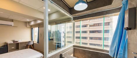 Chambre Double Deluxe, baignoire, vue ville | Salle de bain
