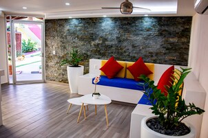 ฝ่ายต้อนรับ