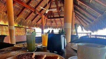 Desayuno a la carta todos los días (con cargo)