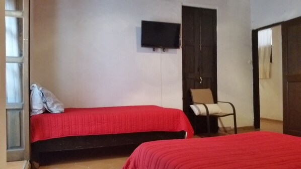 Suite, 2 habitaciones, balcón | Tabla de planchar con plancha y wifi gratis 