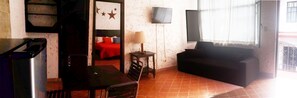 Suite, 1 habitación | Área de sala de estar | Televisión de pantalla plana 