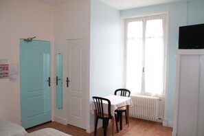 Individually decorated, individually furnished, free cots/infant beds - Beausejour Hotel (Chauvigny)