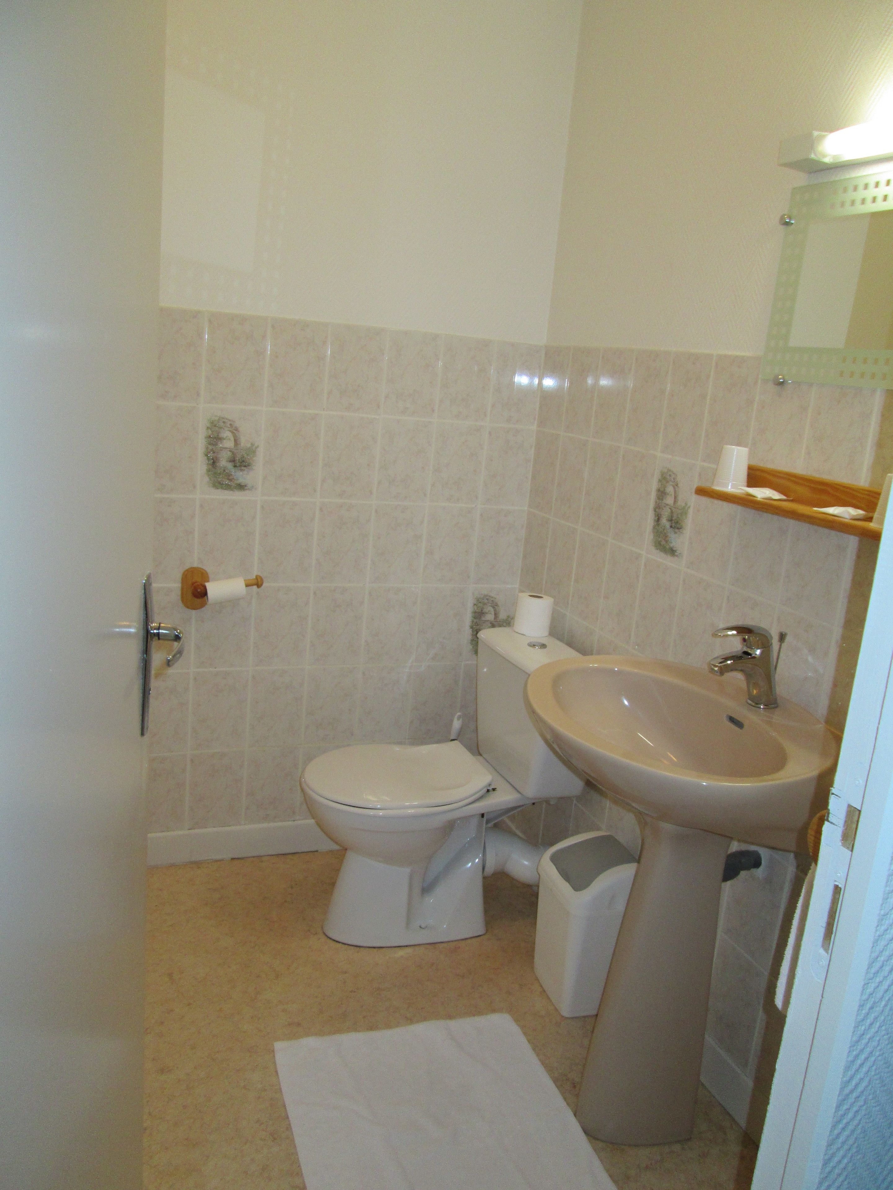 twin room | bathroom sink