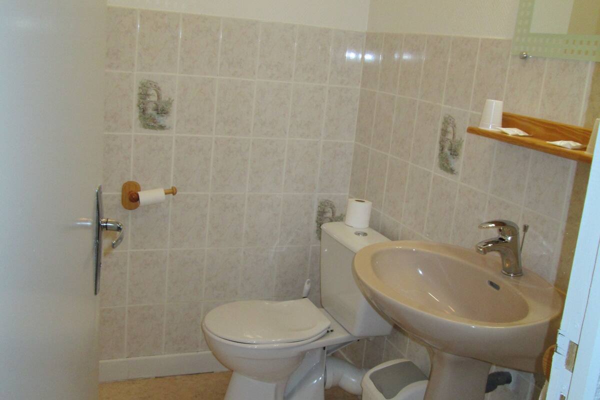 twin room | bathroom sink