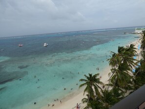 บนชายหาด