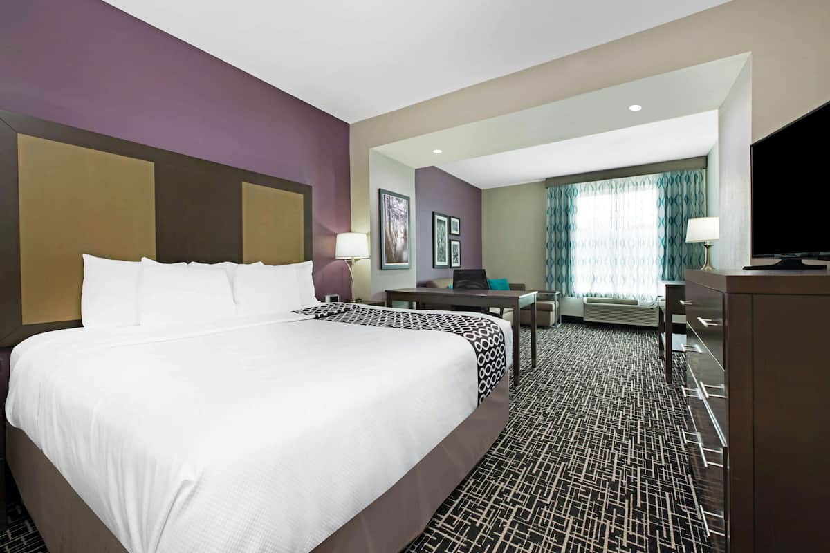 Deluxe Suite, 1 Katil Raja (King), Non Smoking | Peralatan tempat tidur premium, meja, seterika/papan seterika