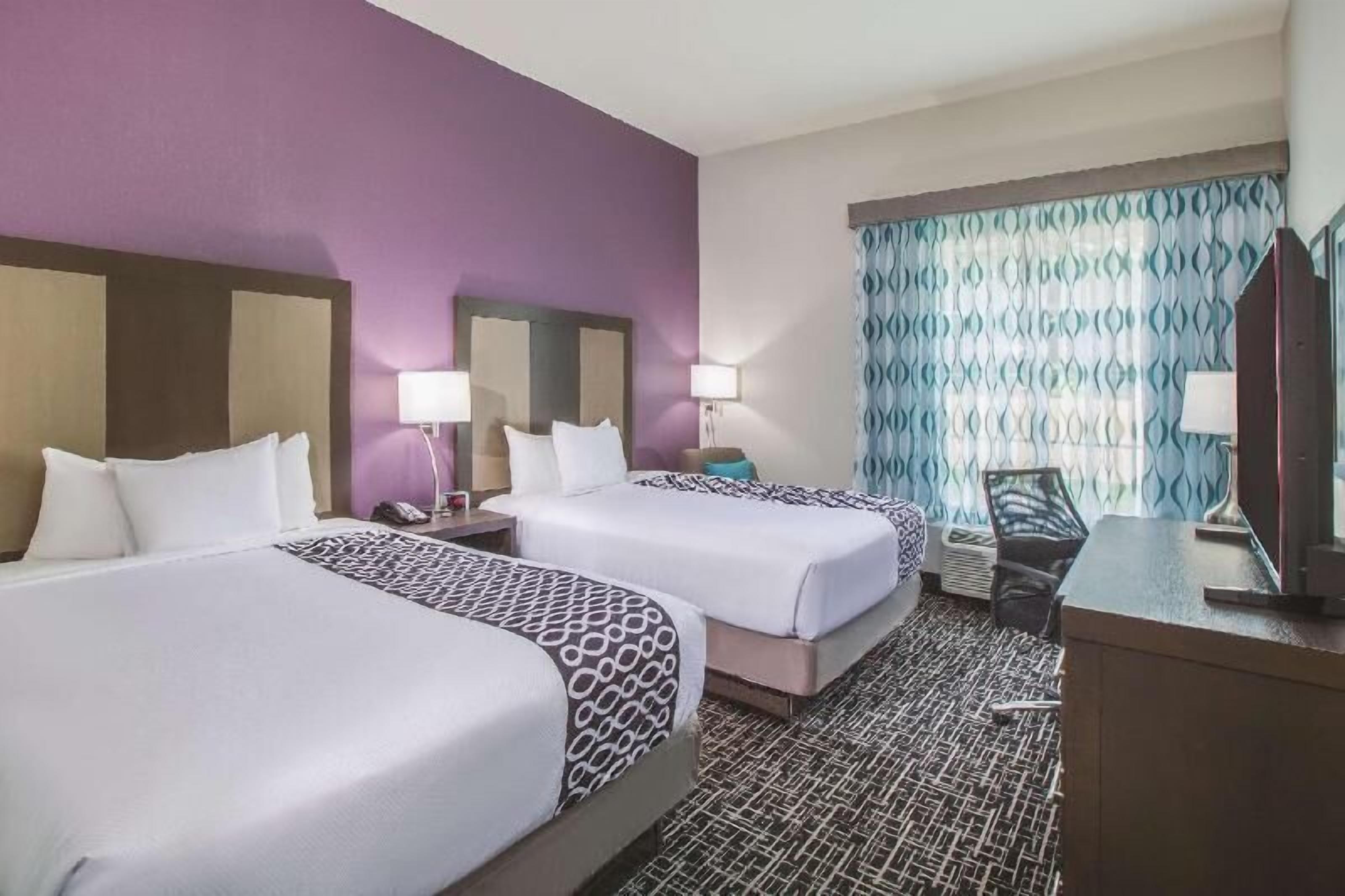 Literie de qualité supérieure, bureau, fer et planche à repasser