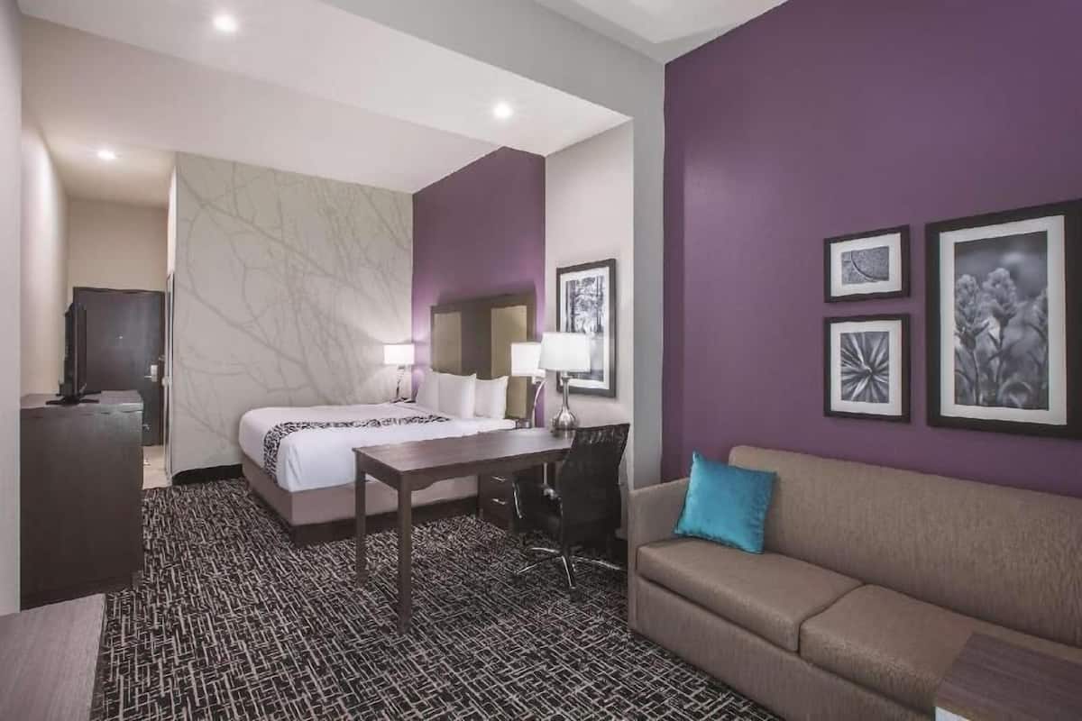 Literie de qualité supérieure, bureau, fer et planche à repasser