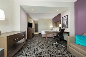 Premium bedding, desk, iron/ironing board, free cribs/infant beds - La Quinta Inn & Suites by Wyndham Lake Charles - Westlake (Westlake)
