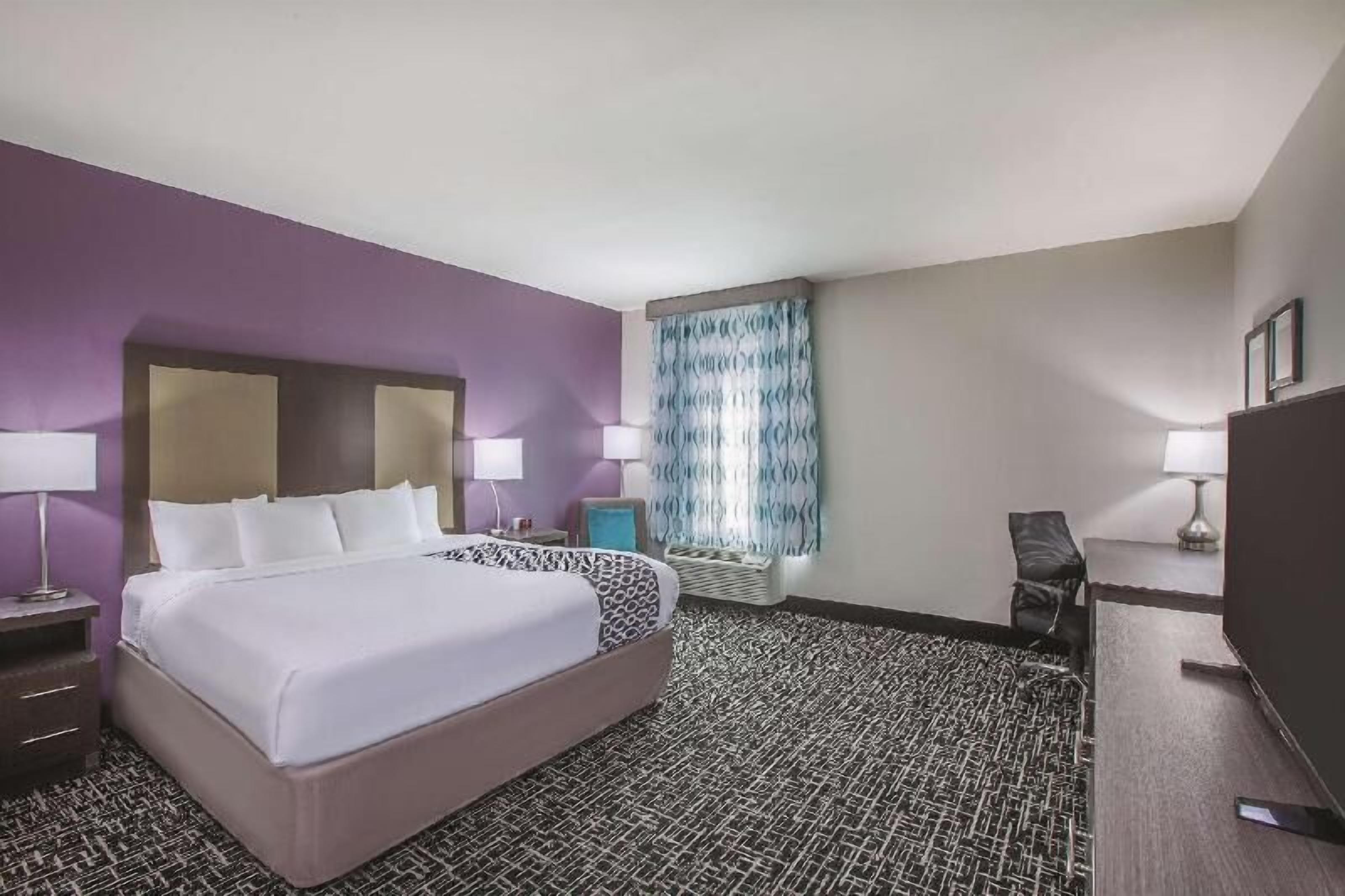 Literie de qualité supérieure, bureau, fer et planche à repasser