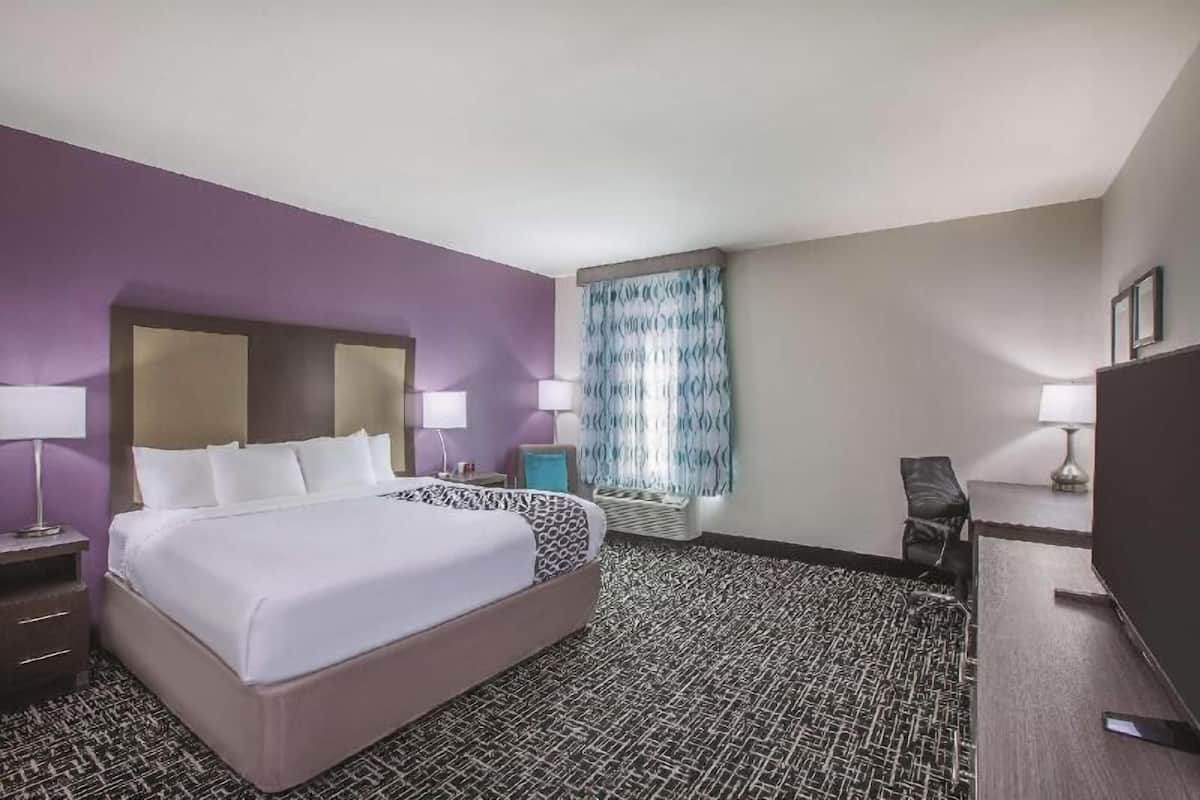 Literie de qualité supérieure, bureau, fer et planche à repasser