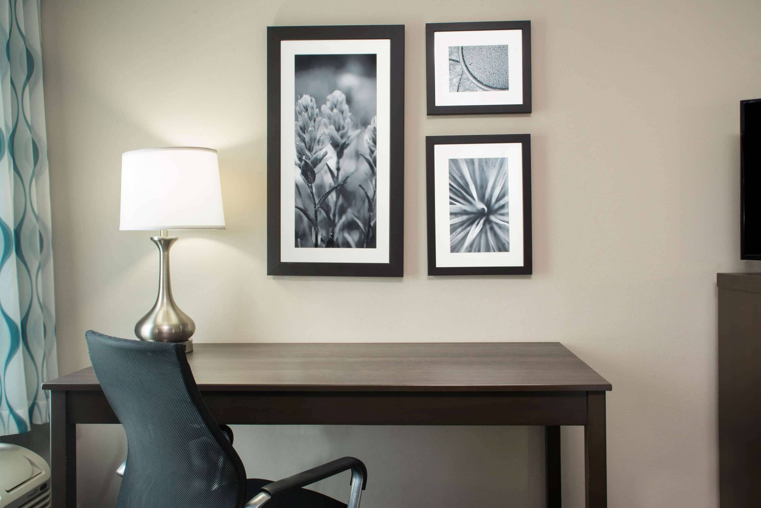 Bộ đồ giường cao cấp, bàn, bàn ủi/dụng cụ ủi quần áo 