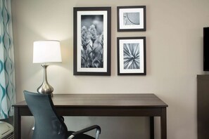 高級寢具、書桌、熨斗/熨衣板、免費搖籃/嬰兒床