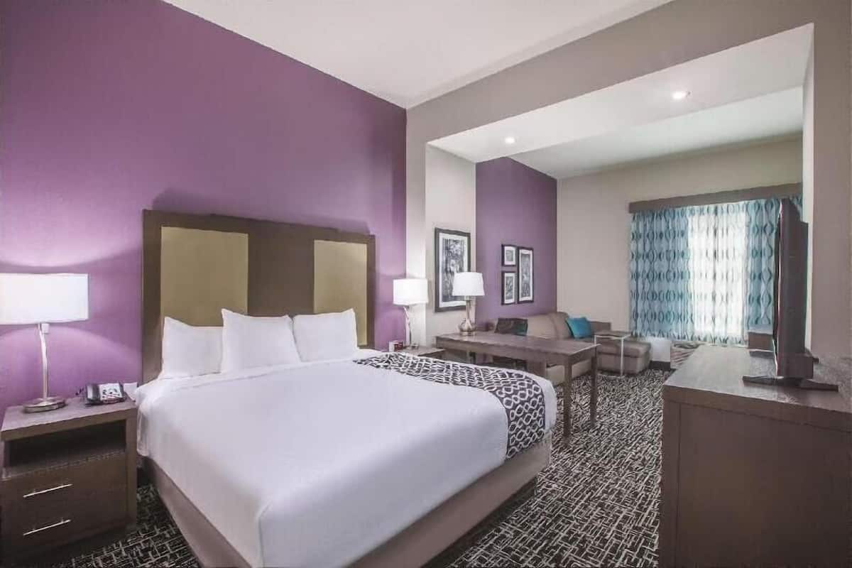 Literie de qualité supérieure, bureau, fer et planche à repasser