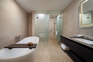 Junior Suite | Bathroom amenities
