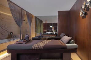 Couples treatment rooms, hot tub, body treatments, facials - Melia Makassar (Makassar)