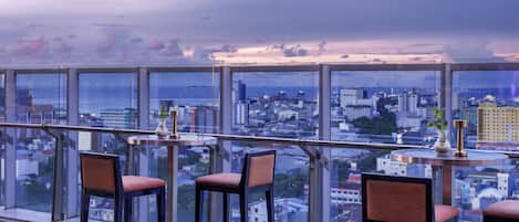 2 restaurants, spécialités Cuisine internationale