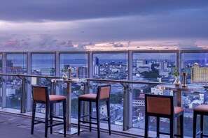 2 restaurantes; se sirve desayuno, almuerzo y cena; cocina internacional