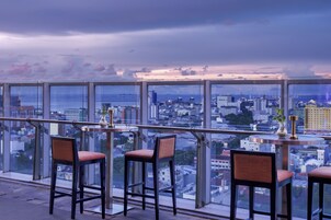 2 restaurants, breakfast, lunch, dinner served; international cuisine
