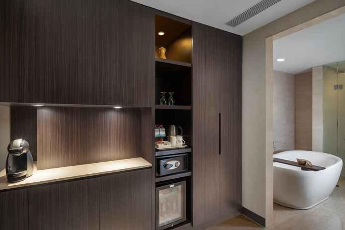 Une salle de bain moderne avec une baignoire sur pieds, une douche intégrée et un meuble-lavabo avec un miroir.