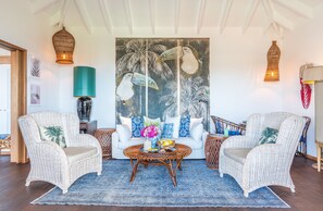 Sengetøy av topp kvalitet, minibar og safe på rommet