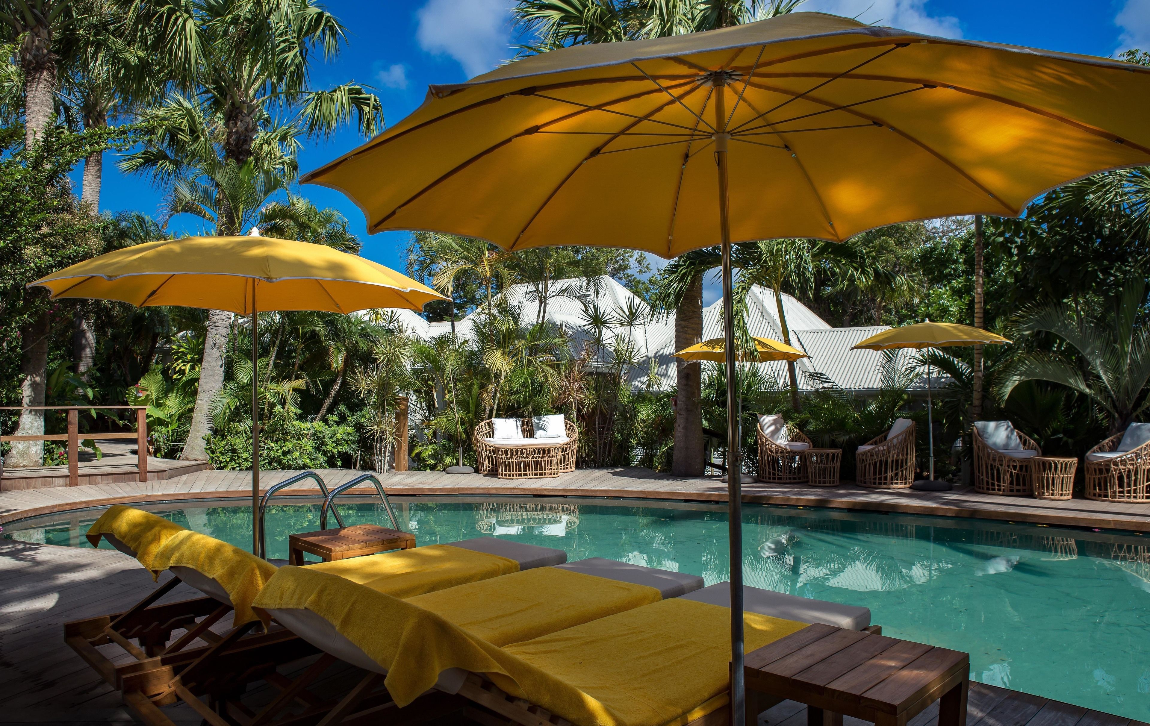 Hồ bơi ngoài trời, ghế dài tắm nắng 