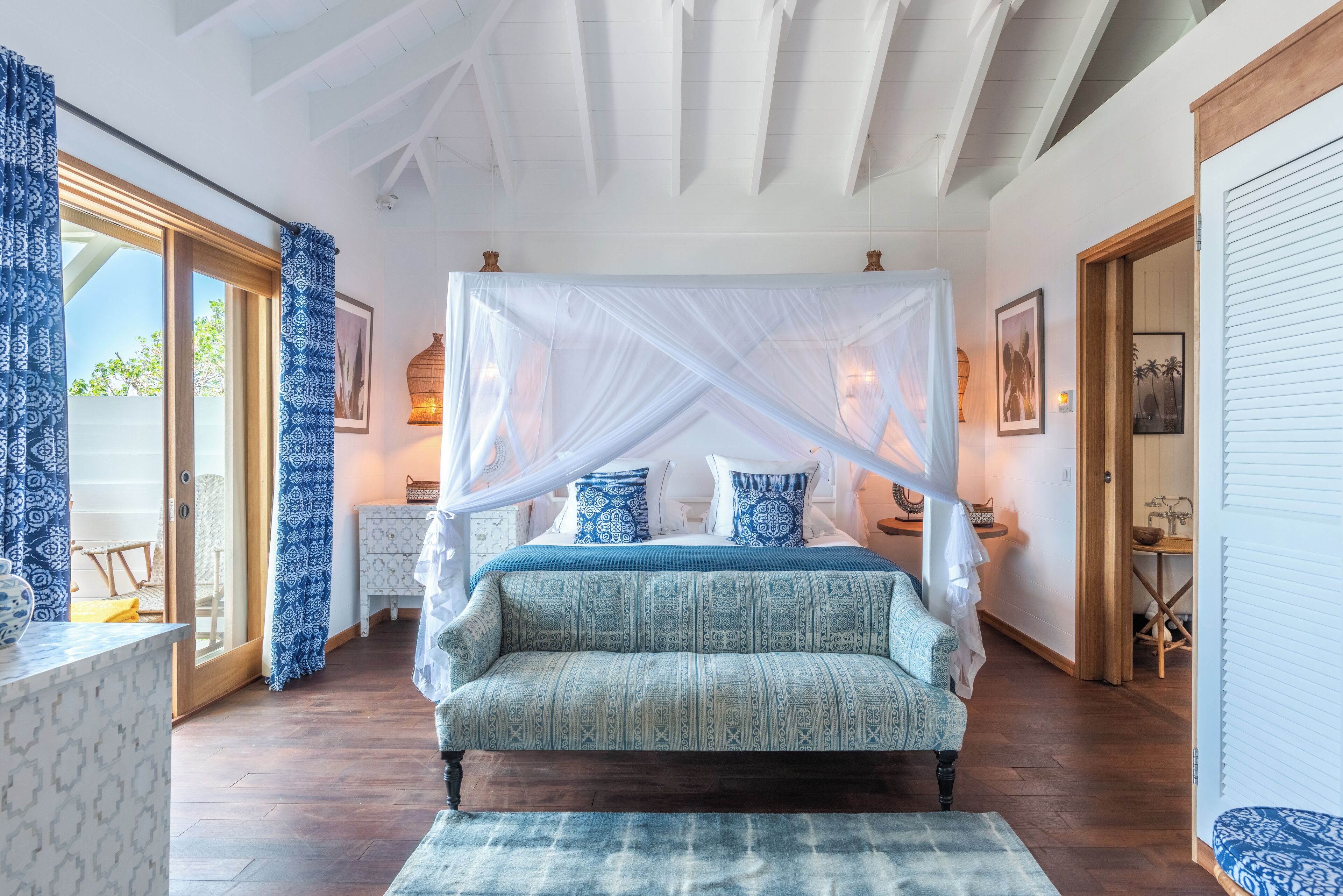 Ropa de cama de alta calidad, minibar, caja fuerte