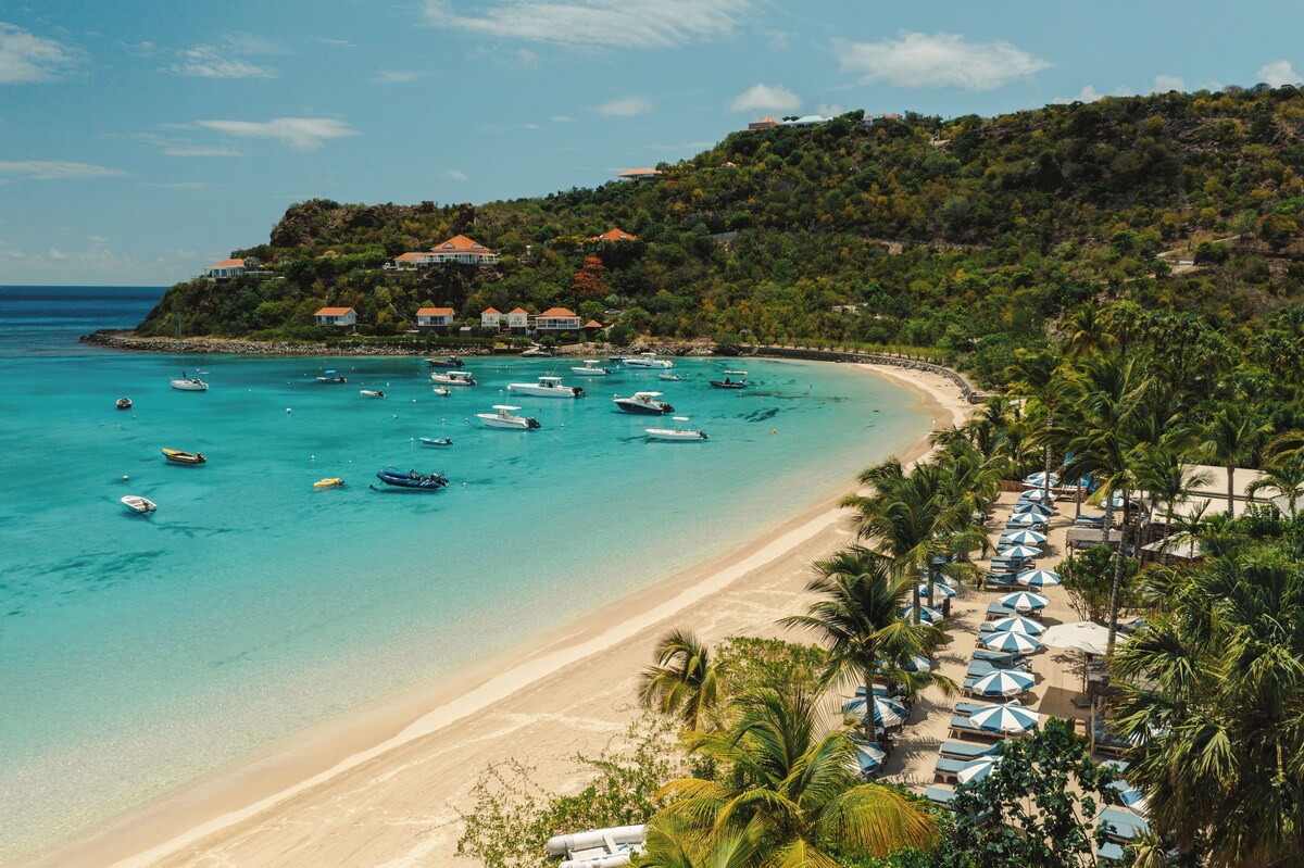 St. Barths beach lunch scene with turquoise water and shoreline seating