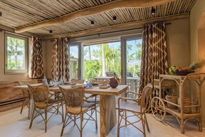 Coco Mango Beach House - Saint Jean | Zona de estar | Una televisión de pantalla plana, libros