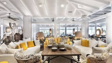 Coin salon dans le hall