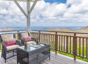 Sengetøy av topp kvalitet, minibar og safe på rommet