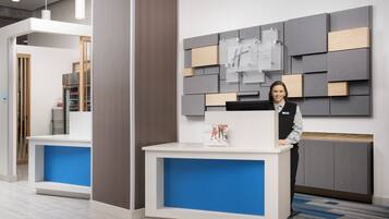 Una recepción con detalles azules, un letrero en la pared y un diseño interior moderno.