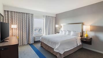 Escritorio, espacio para trabajar con laptop y cortinas blackout