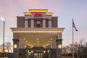 Front of property – evening/night - Hampton Inn & Suites Colleyville DFW Airport West (Colleyville)