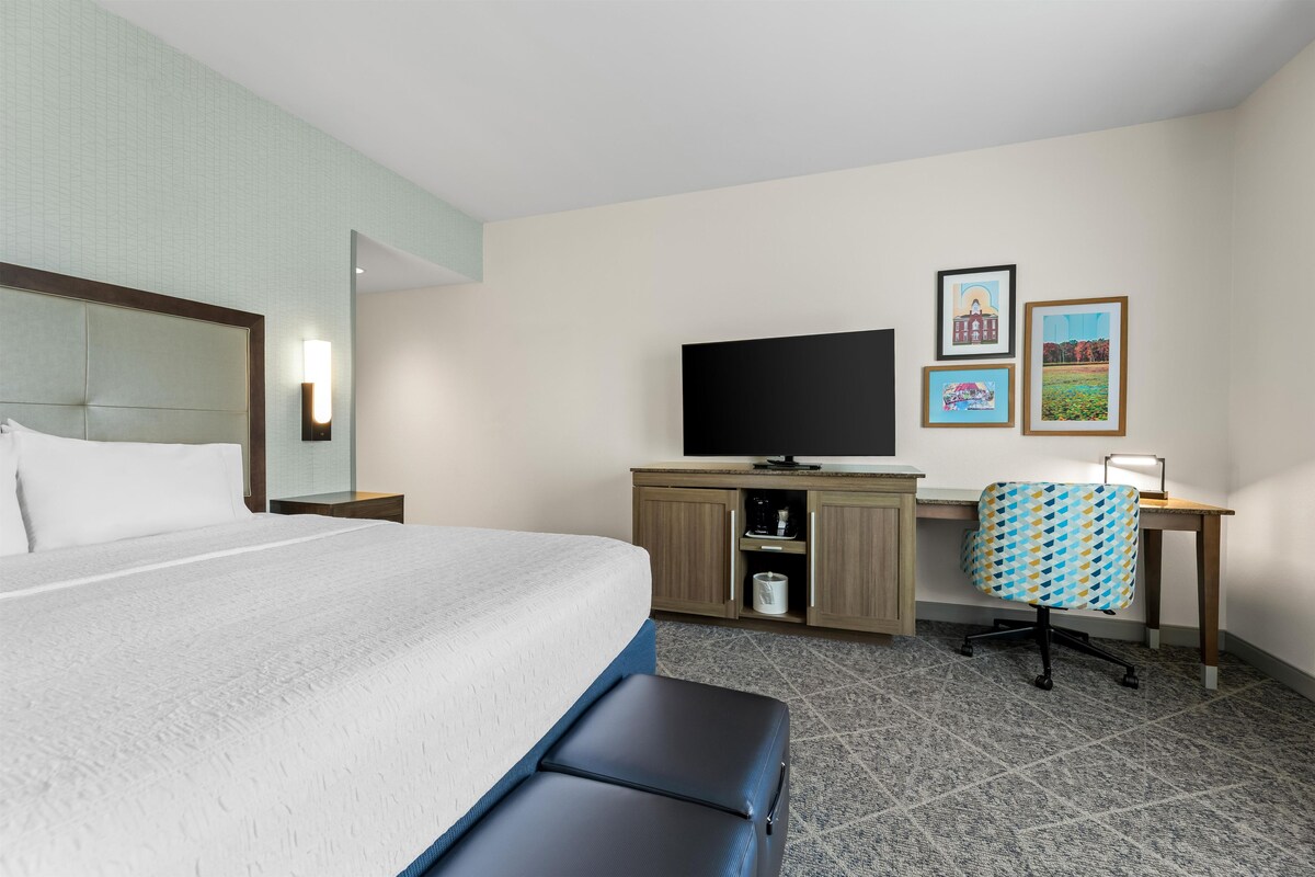Room, 1 King Bed, Non Smoking, Refrigerator | In-room safe, desk, blackout curtains, iron/ironing board