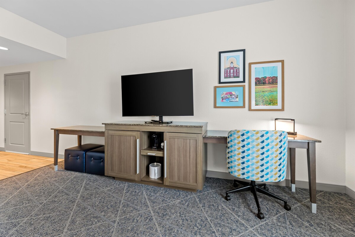 Room, 1 King Bed, Accessible, Non Smoking (Roll In Shower) | In-room safe, desk, blackout curtains, iron/ironing board