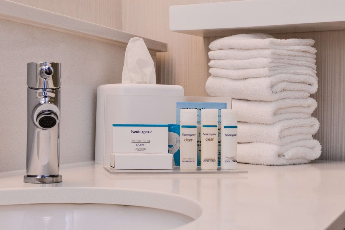 combined shower/bathtub, free toiletries, towels