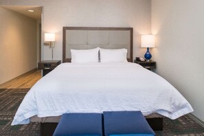 客房内保险箱、办公桌、遮光窗帘、熨斗/熨衣板