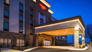 A Hampton Inn hotel entrance with a clearway sign, stone facade, and illuminated signage. - Hampton Inn Paragould (Paragould)