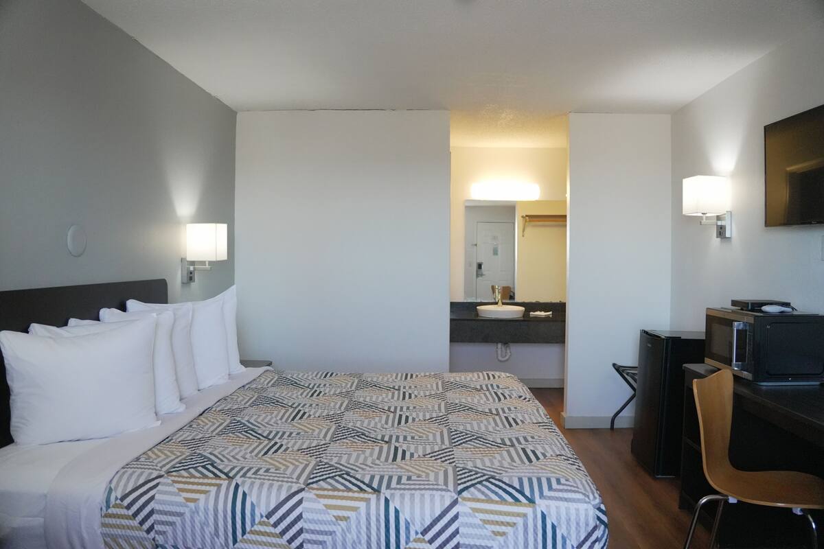 Kamar Deluks, 1 Tempat Tidur King, Bebas Asap Rokok, lemari es & microwave | Wi-Fi gratis dan seprai linen