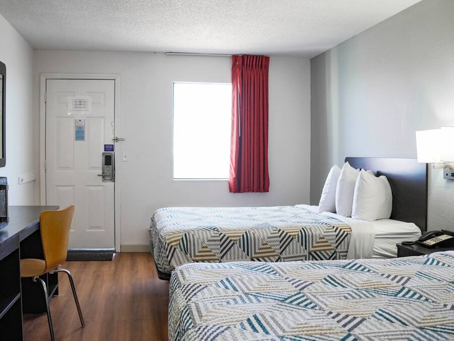 Chambre Deluxe, 2 grands lits, non-fumeur, réfrigérateur et four à micro-ondes