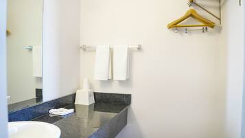 Combined shower/bathtub, free toiletries, towels, toilet paper