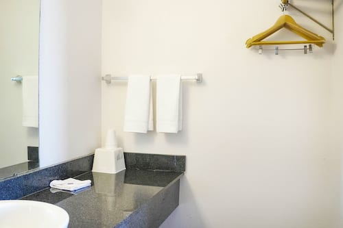 Een bad/douchecombinatie, gratis toiletartikelen, handdoeken