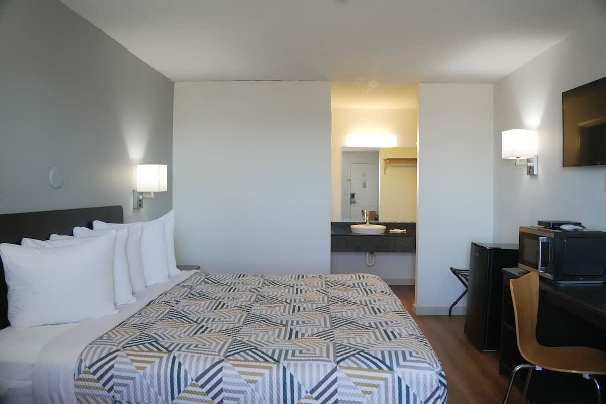 Chambre Deluxe, 1 trÚs grand lit, non-fumeurs, réfrigérateur et four à micro-ondes | Wi-Fi gratuit, draps fournis