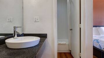 Rom – deluxe, 1 kingsize-seng, ikke-røyk, kjøleskap og mikrobølgeovn | Bad | Kombinert dusj/badekar, toalettartikler (inkludert) og håndklær