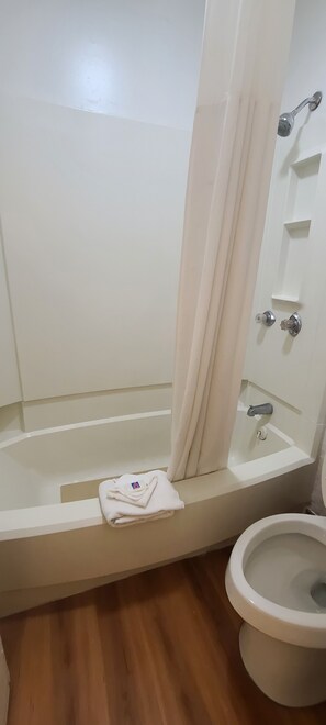 淋浴/盆浴组合、免费洗浴用品、毛巾、卫生纸